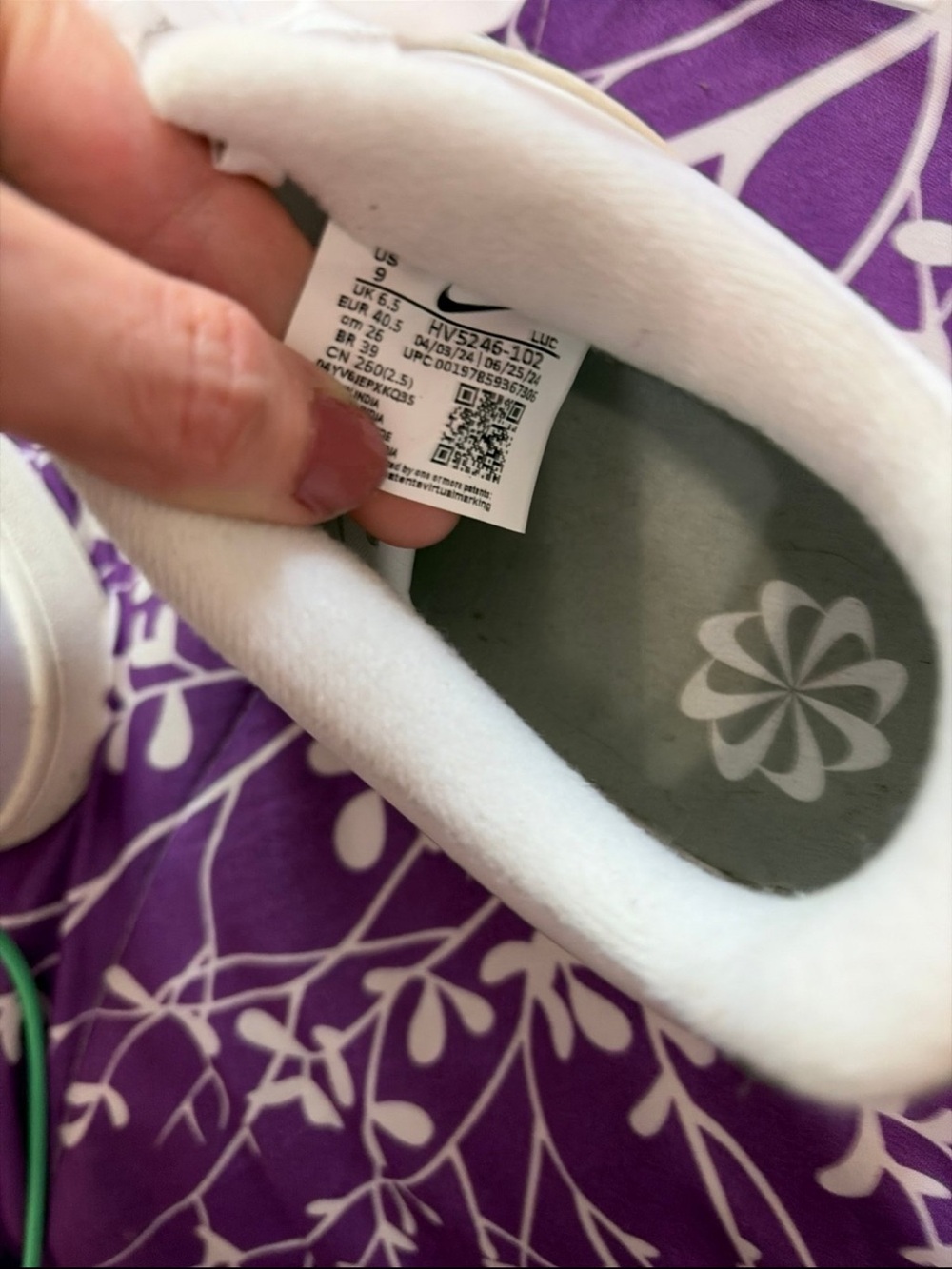 Nike White Sneakers with Green Swoosh brand new never worn outside 9 make offer! - Picture 6 of 7